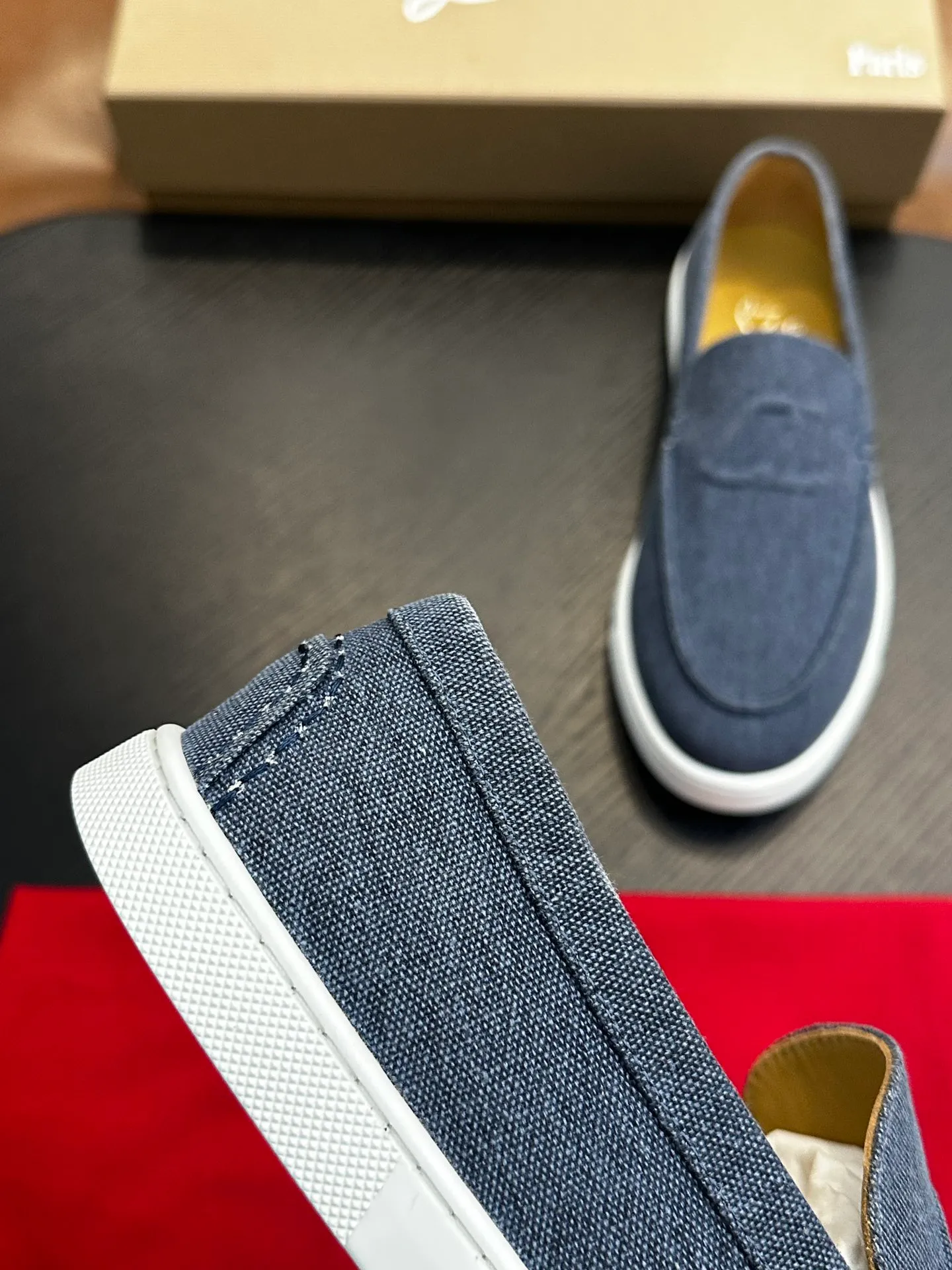 P760💰Christian Louboutin (red-soled shoes) Italian men’s casual sneakers are shipped! Each pair of shoes from this Italian handmade shoe brand has a simple and classic design, which is very comfortable and versatile! The upper fabric of this shoe is made of imported cowhide, with high-end and comfortable cowhide lining! The outsole is made of original rubber bottom sheets and is lined with cowhide! Brand-specific molded footbed, exclusive private mold control! Original box packaging, with shoe storage bag! 39 40 41 42 43 44 (38 45 46 customized)